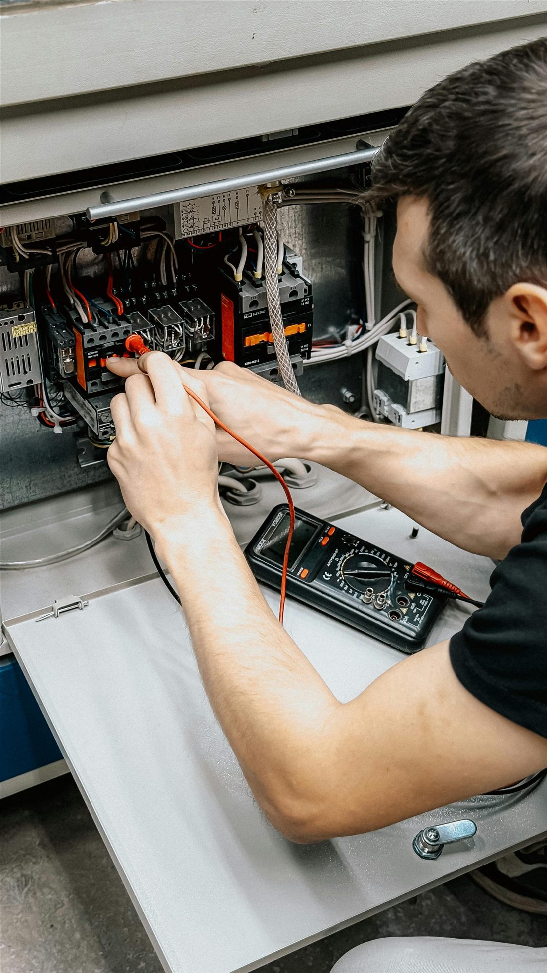 Contrôle électrique avec multimètre dans un tableau technique