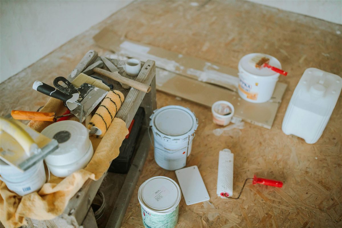 Outils de peinture et protections posés sur un chantier intérieur