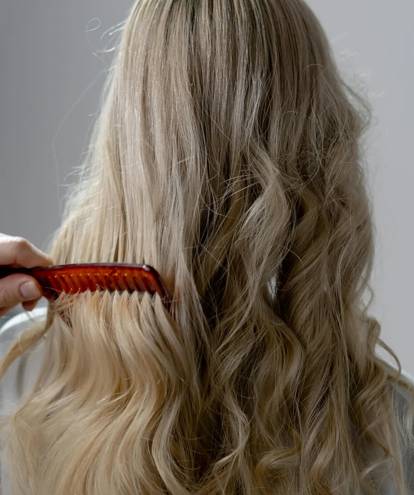 Résultat de coiffage sur cheveux blonds ondulés