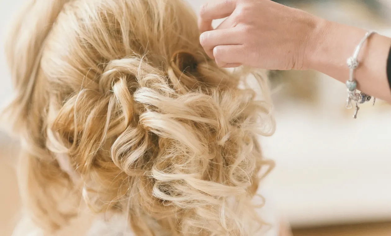 Coiffage de boucles blondes