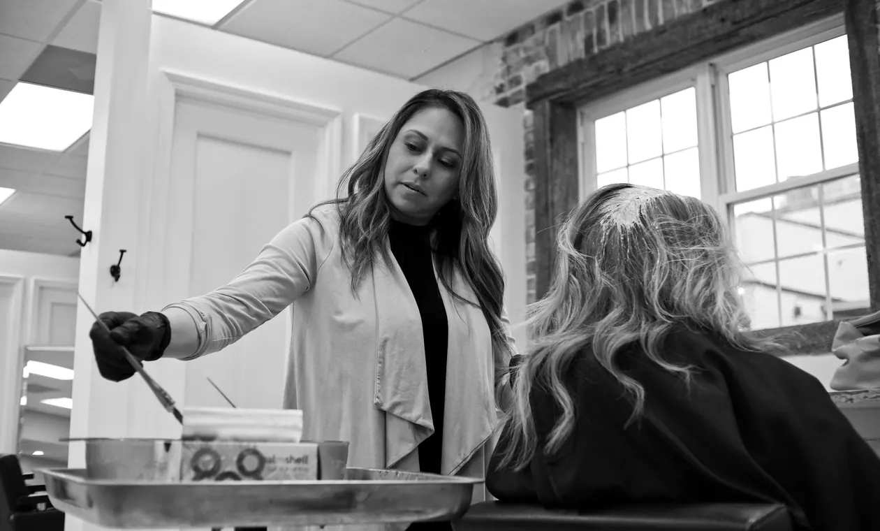 Préparation d’une couleur en salon