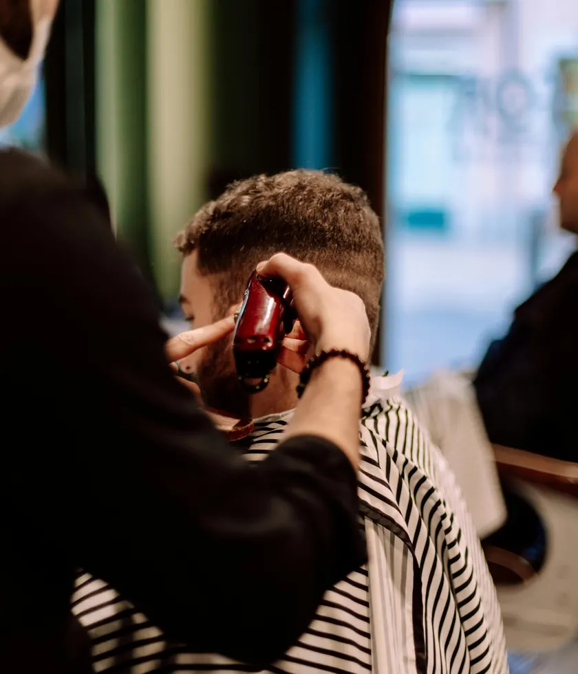 Coupe homme en salon de coiffure
