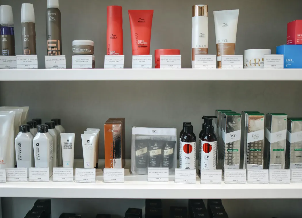 Produits capillaires rangés sur une étagère