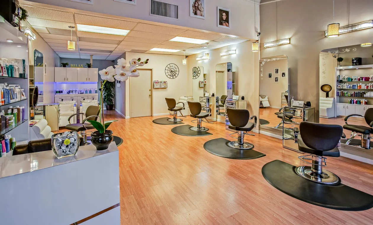 Intérieur d’un salon avec fauteuils et miroirs