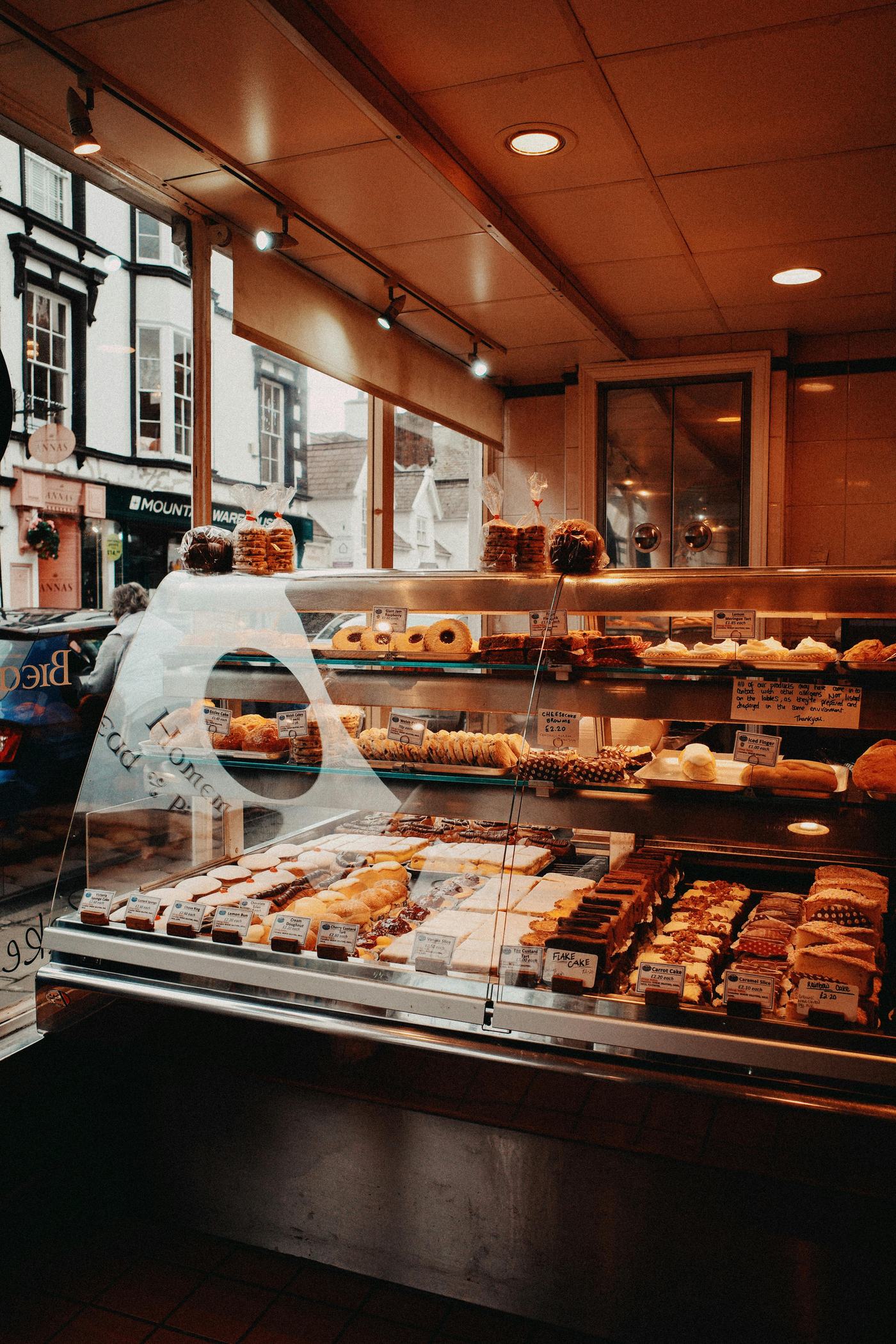 Comptoir avec viennoiseries et pains du matin.