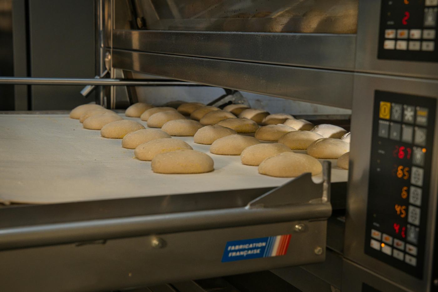 Pâtons de pain près du four, en attente de cuisson.