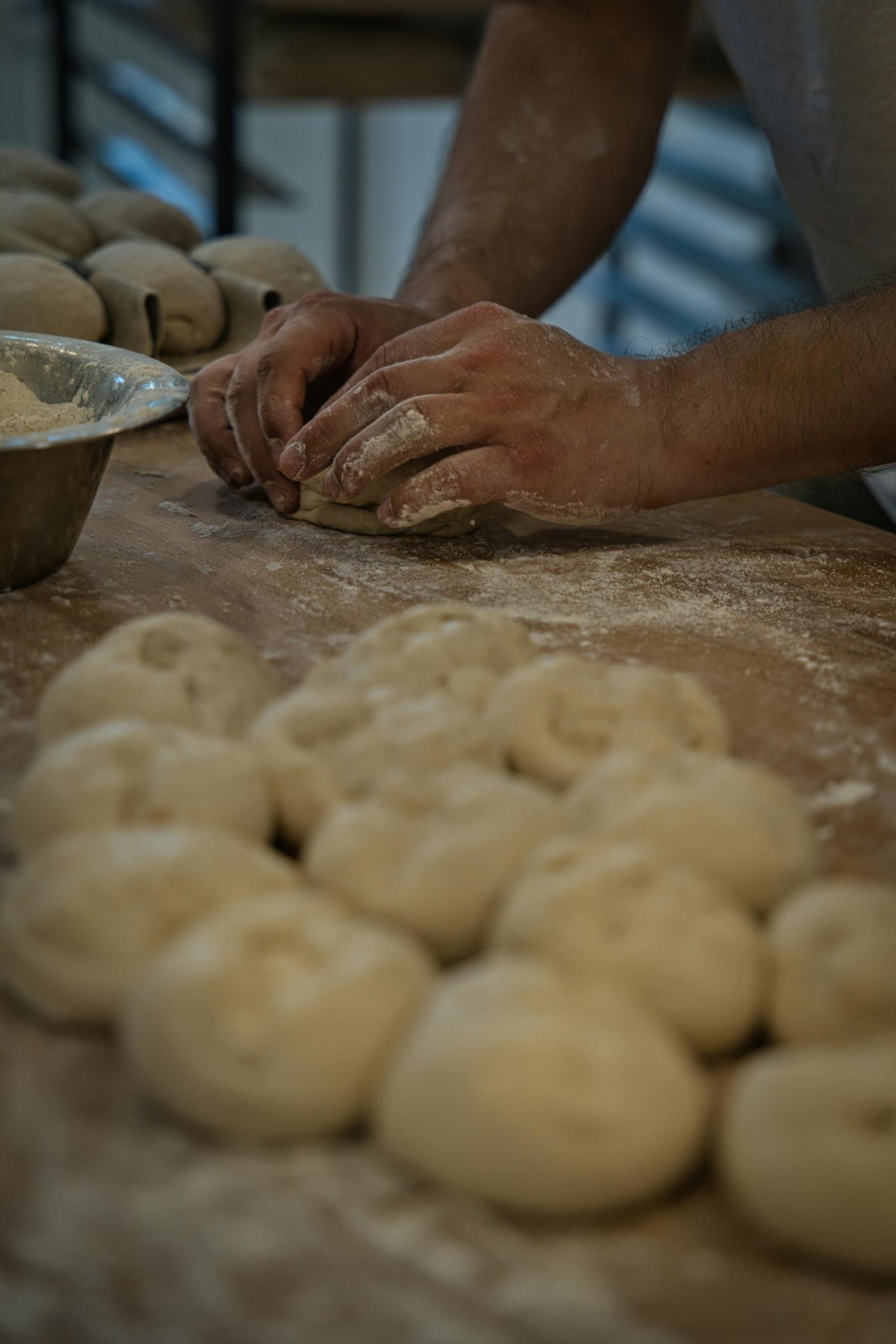 Mains farinées qui façonnent une pâte.