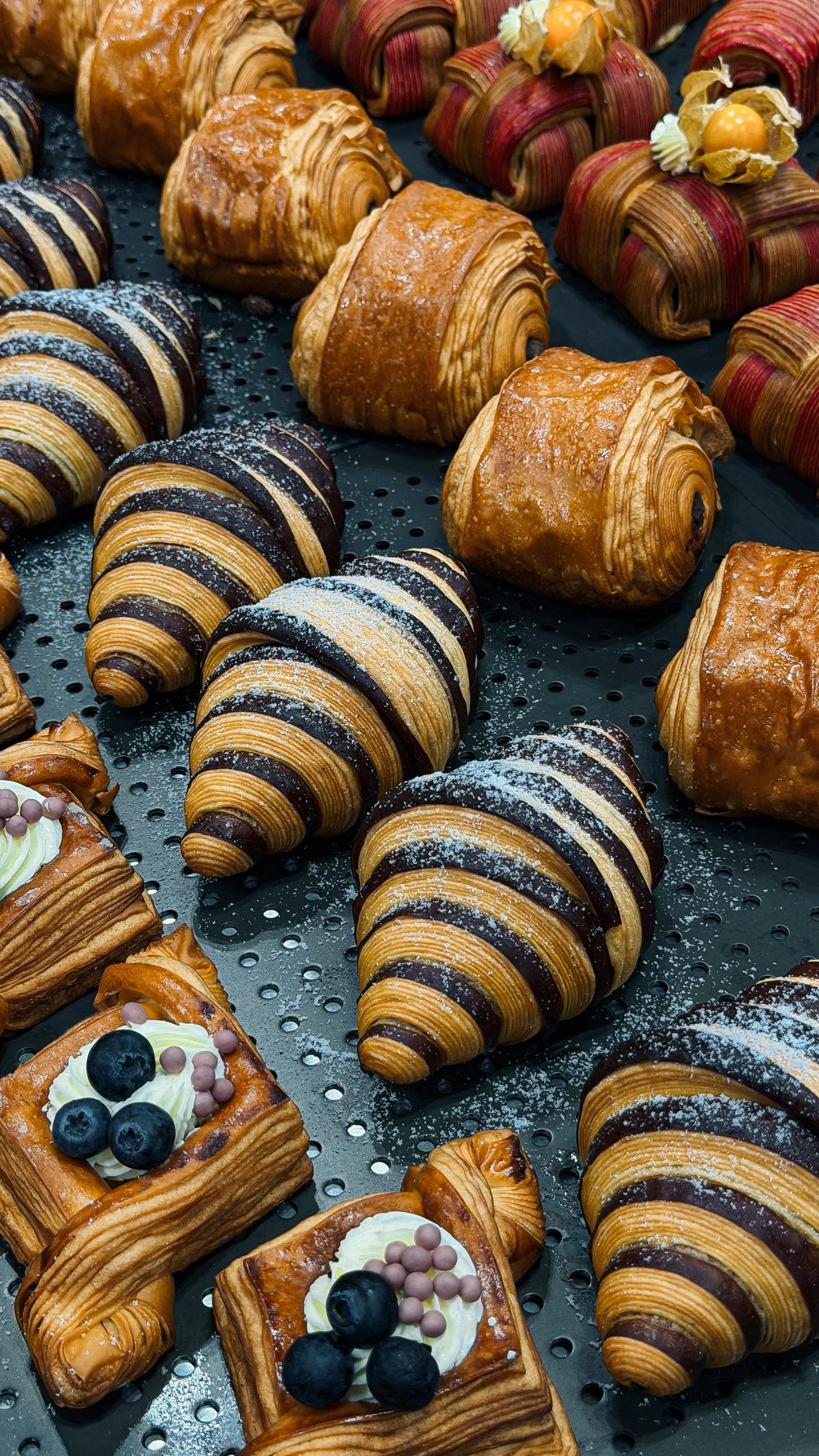 Plateau de viennoiseries dorées, sortie du four.