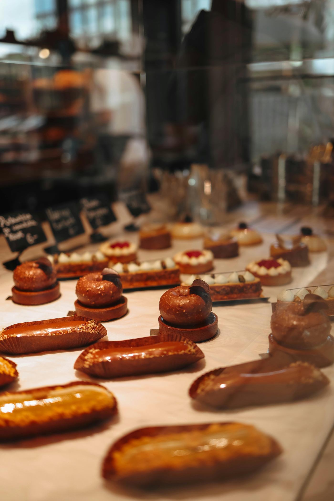 Pâtisseries individuelles en vitrine.