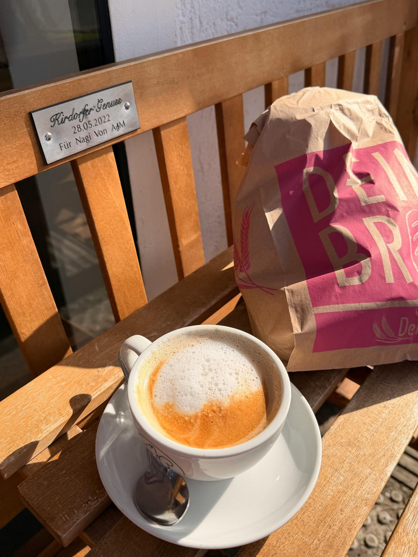 Café et sachet posé sur une table près de la vitrine.