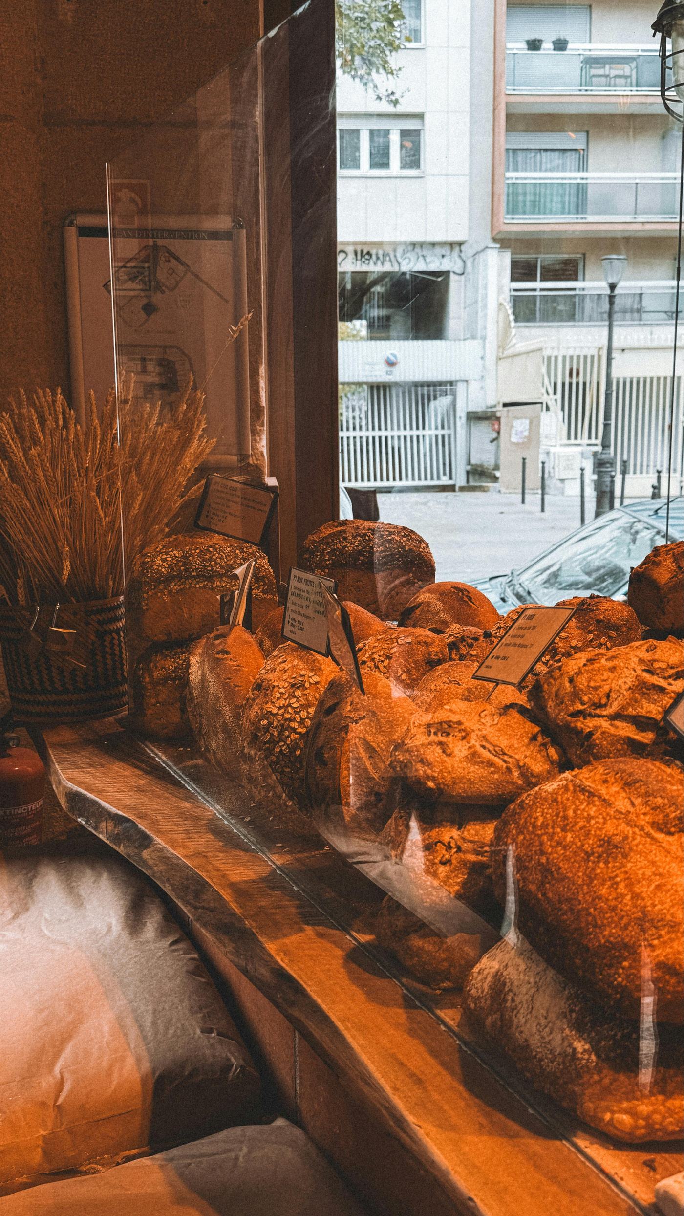 Vitrine chaude de pains à la croûte dorée.
